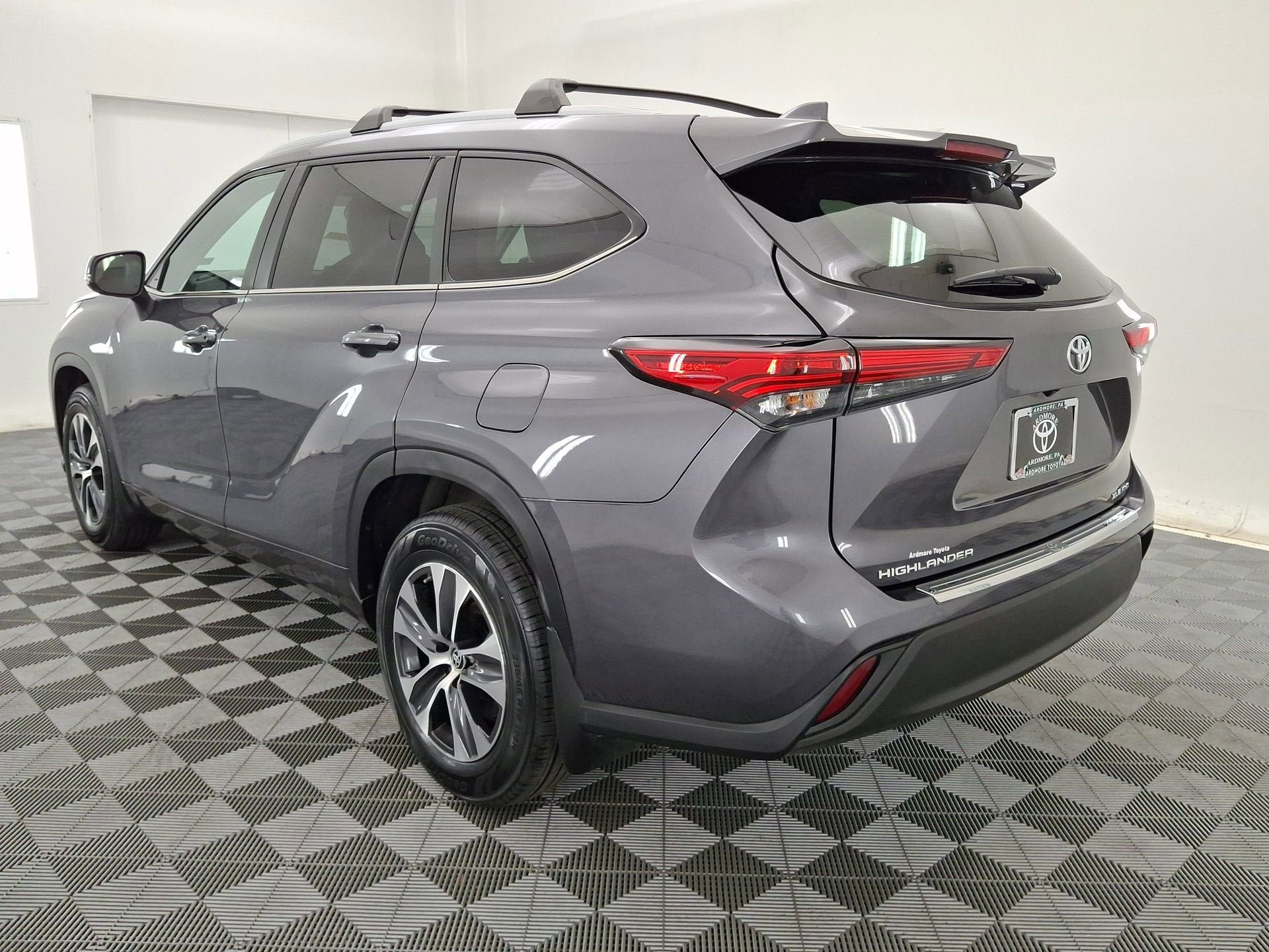 Used 2023 Toyota Highlander XLE AWD/4WD image 22