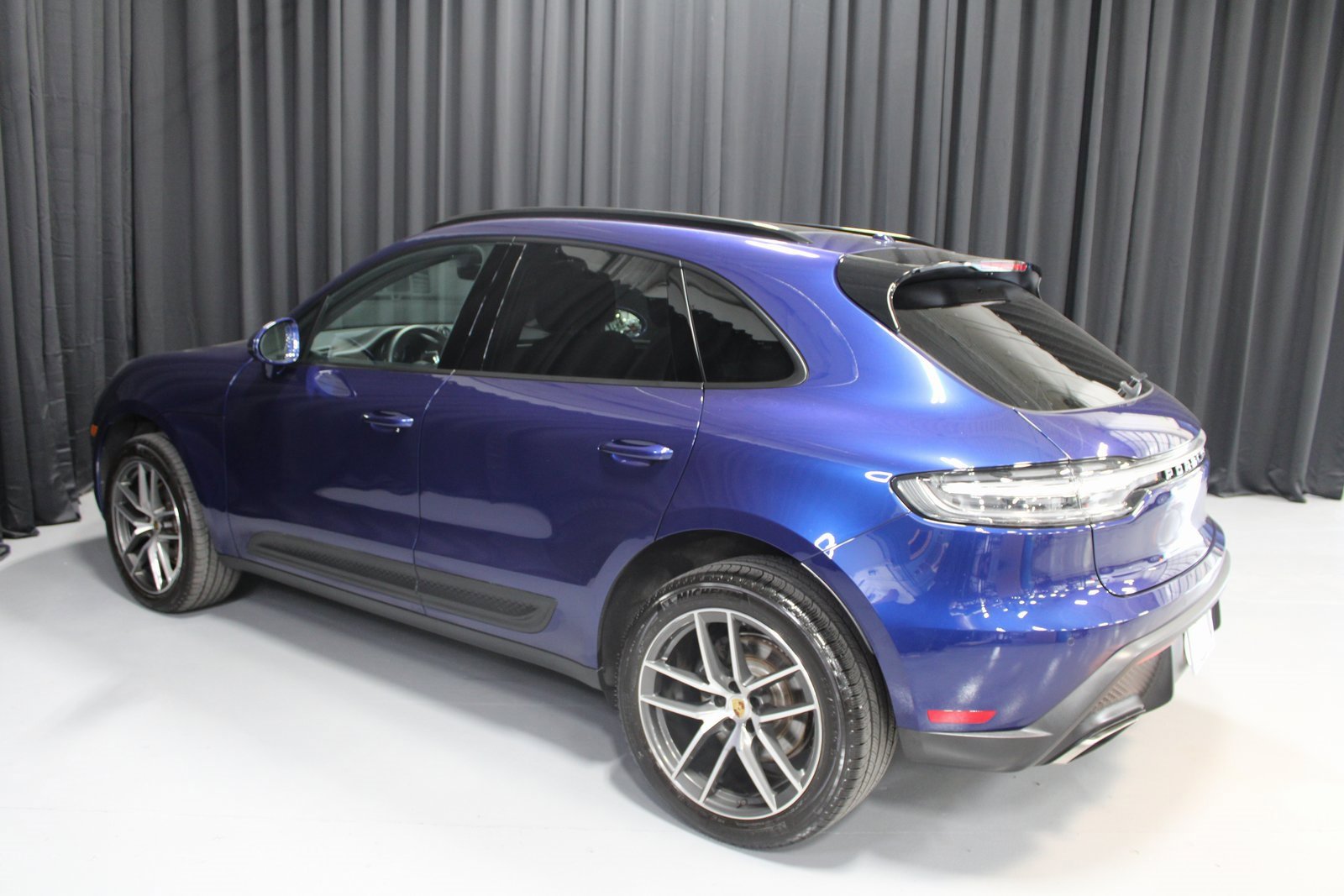 Certified 2024 Porsche Macan image 3
