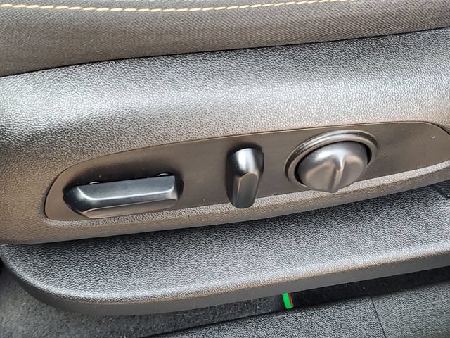 Used 2019 Chevrolet Equinox LT w/ Driver Convenience Package FWD image 8