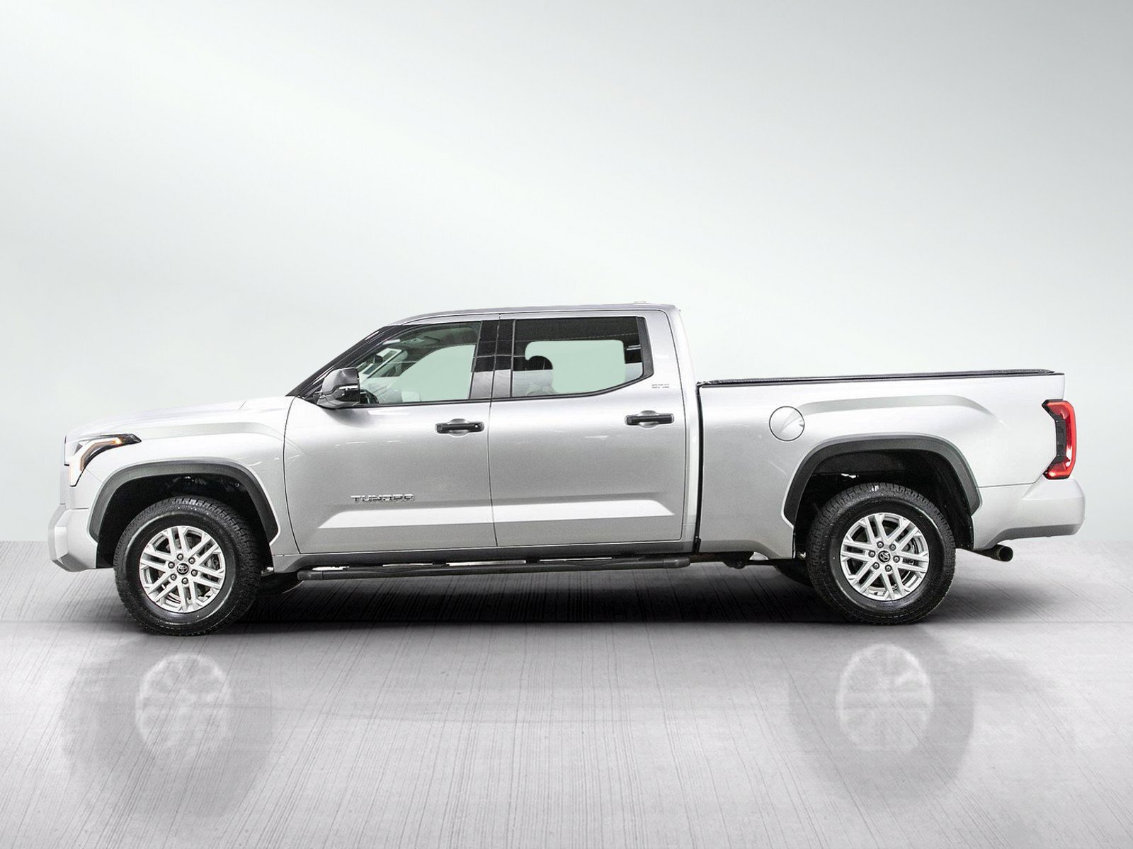Used 2022 Toyota Tundra SR5 w/ SR5 Convenience Package AWD/4WD image 2