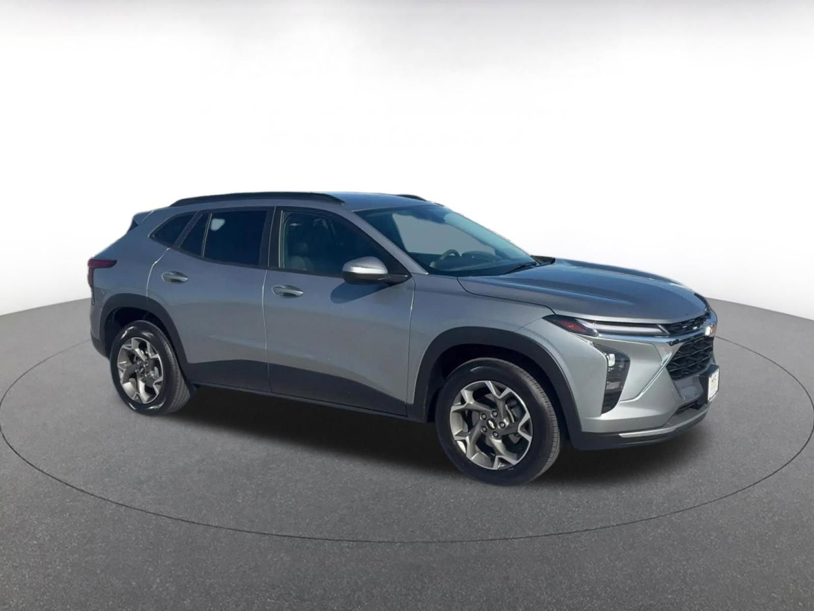 Used 2025 Chevrolet Trax LT FWD image 2