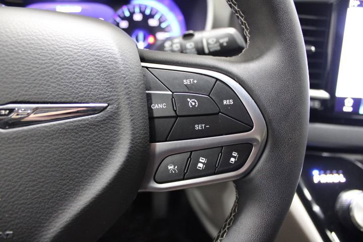 Used 2024 Chrysler Pacifica Touring-L image 26