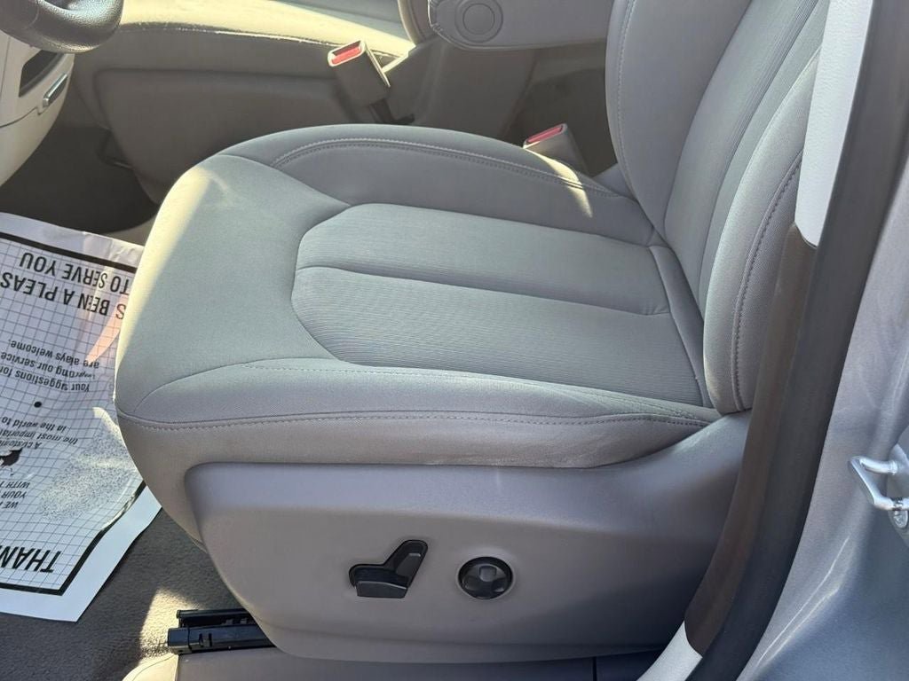 Used 2020 Chrysler Voyager LX FWD image 14