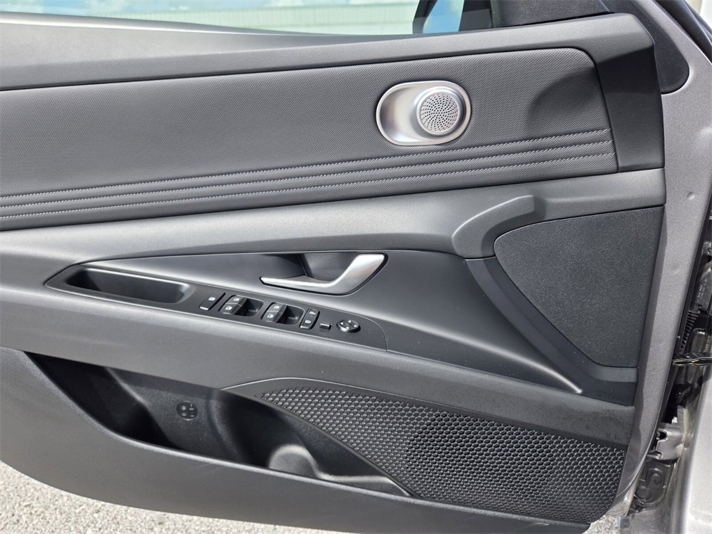 Used 2025 Hyundai Elantra SEL image 20