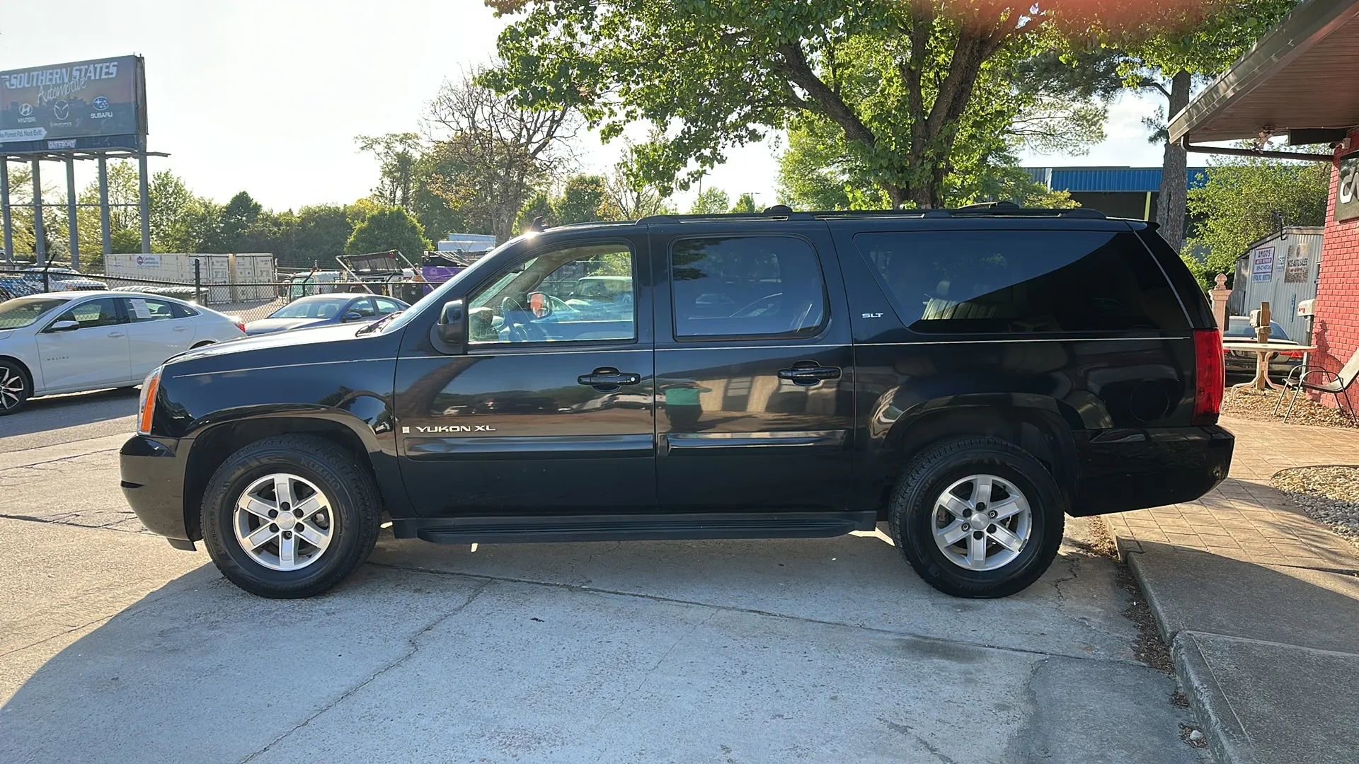 Used 2008 GMC Yukon XL SLT w/ SLT Preferred Equipment Group image 3