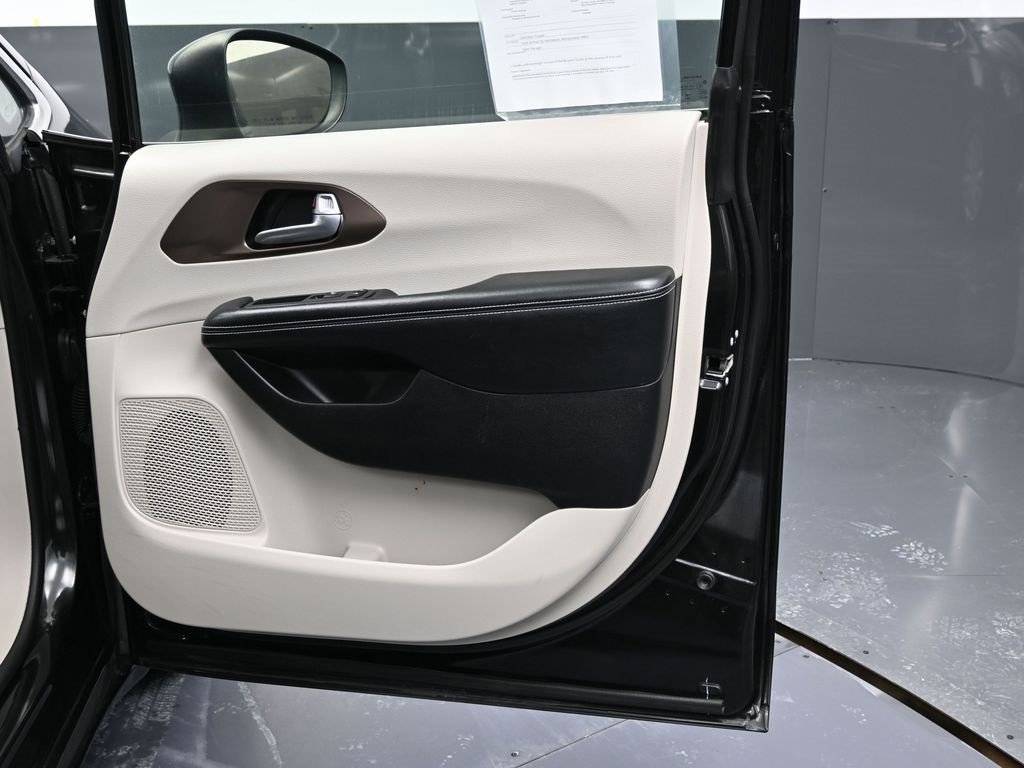 Used 2020 Chrysler Voyager L image 35