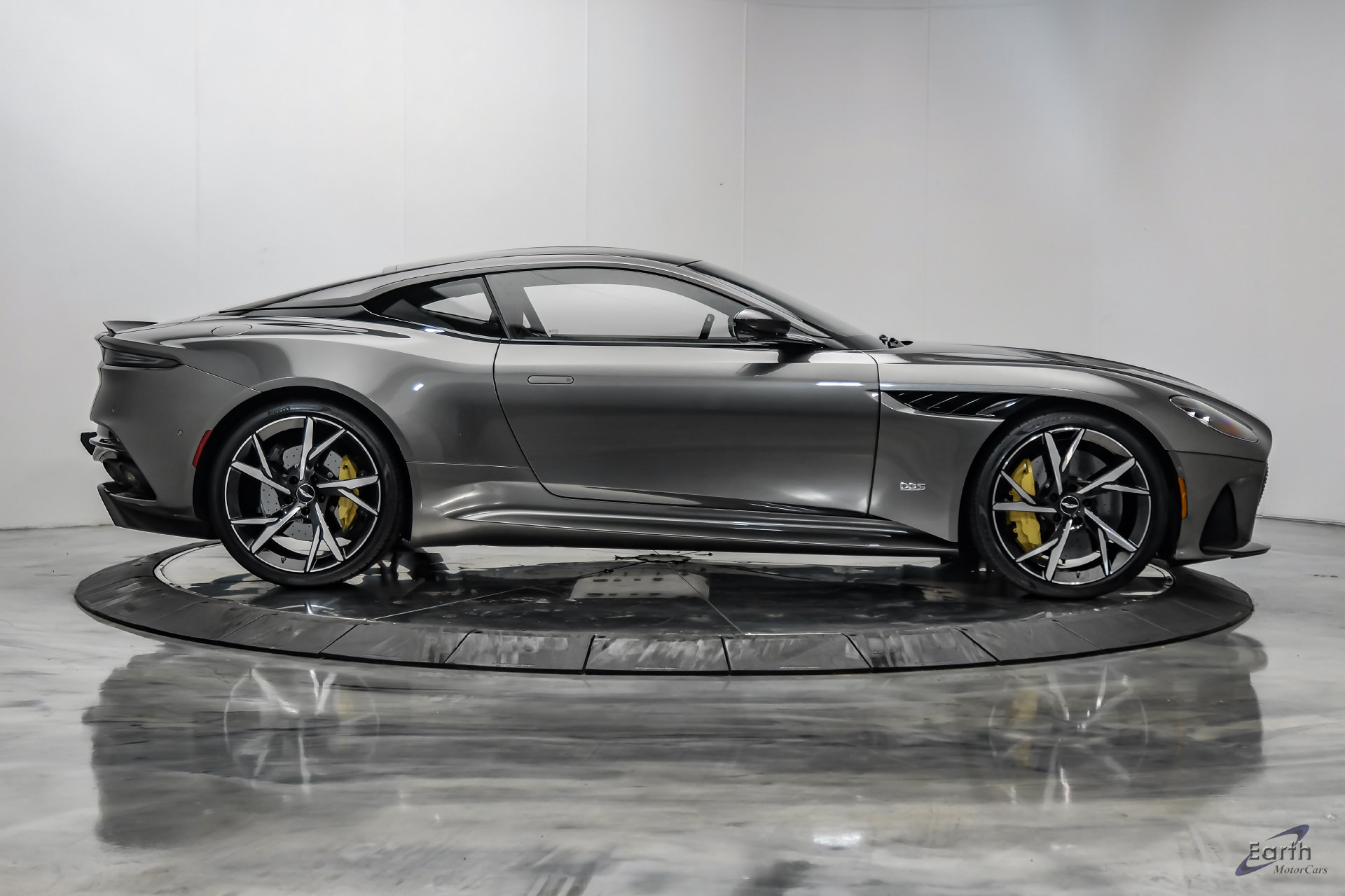 Used 2019 Aston Martin DBS Superleggera RWD image 21