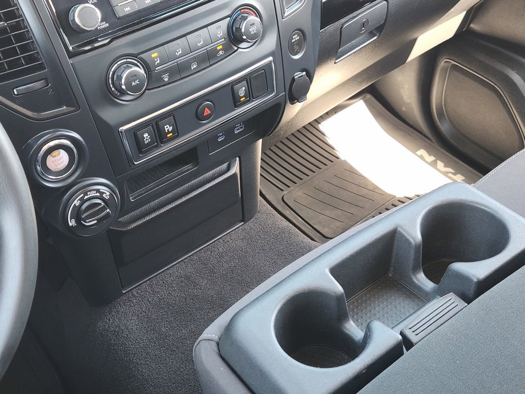 Used 2022 Nissan Titan SV image 16