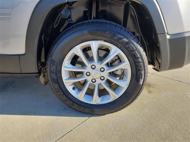 Used 2019 Jeep Cherokee Latitude w/ Popular Appearance Group image 26