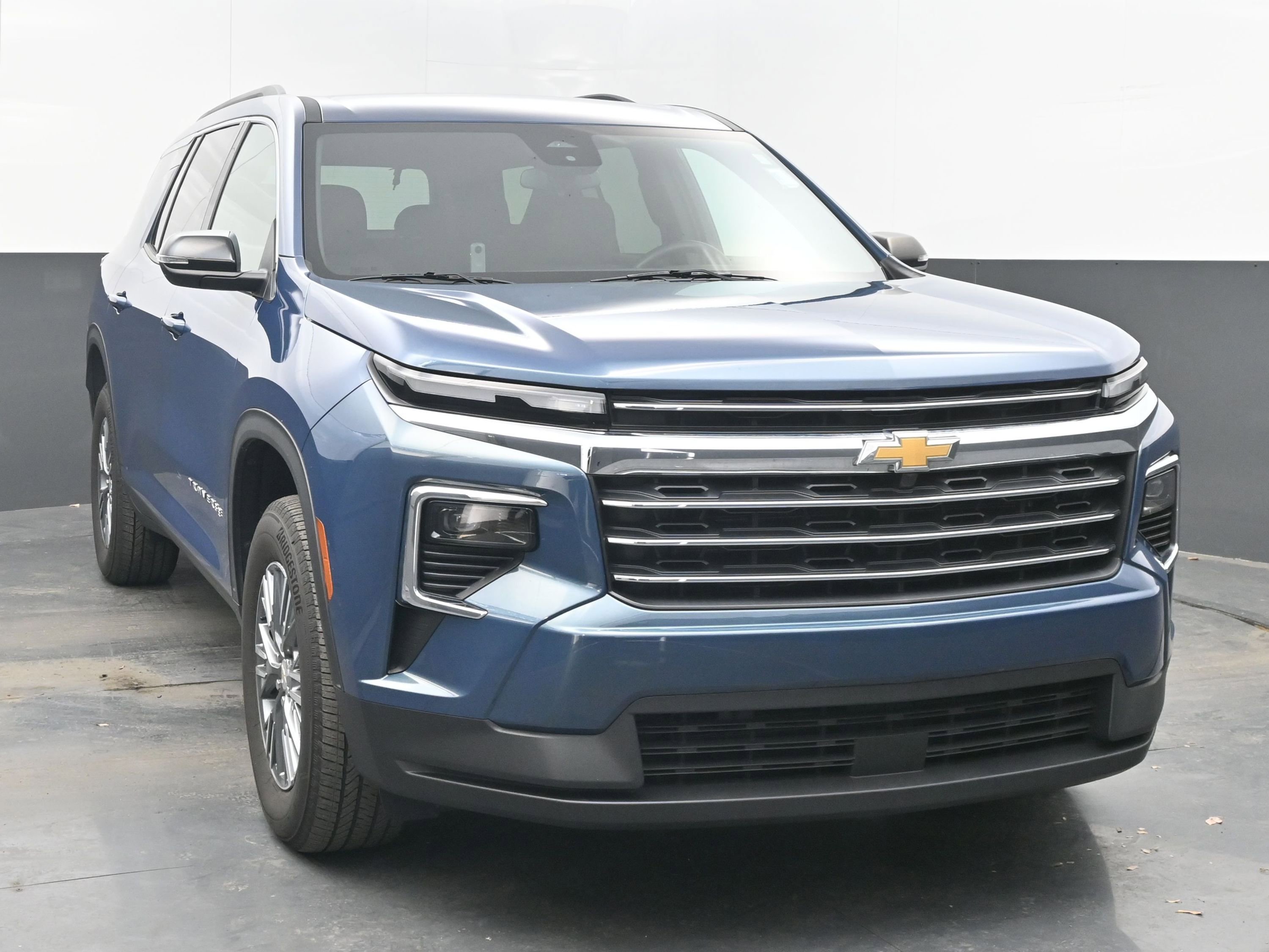 Used 2025 Chevrolet Traverse LT image 3