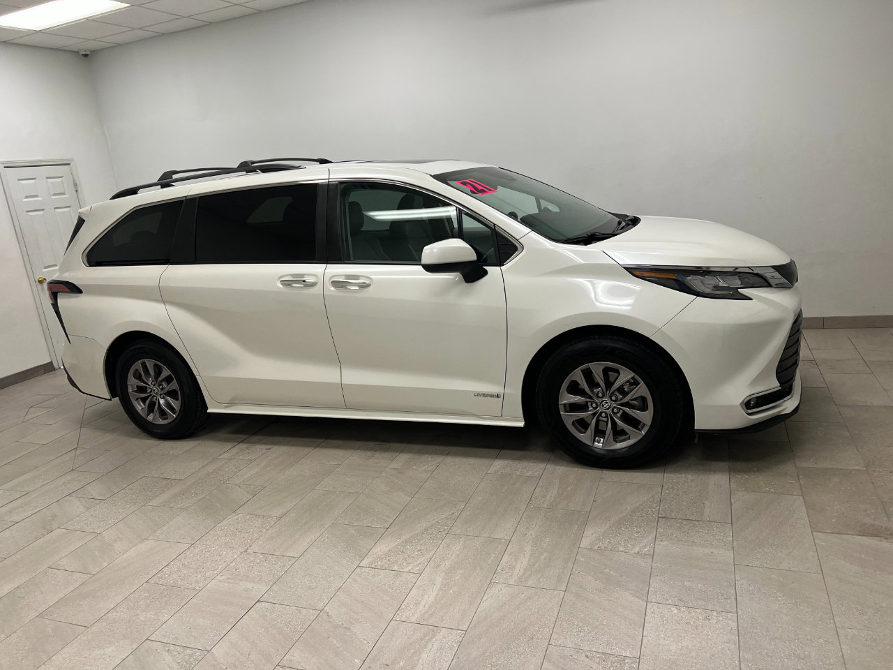 Used 2021 Toyota Sienna XLE w/ XLE Plus Package image 9
