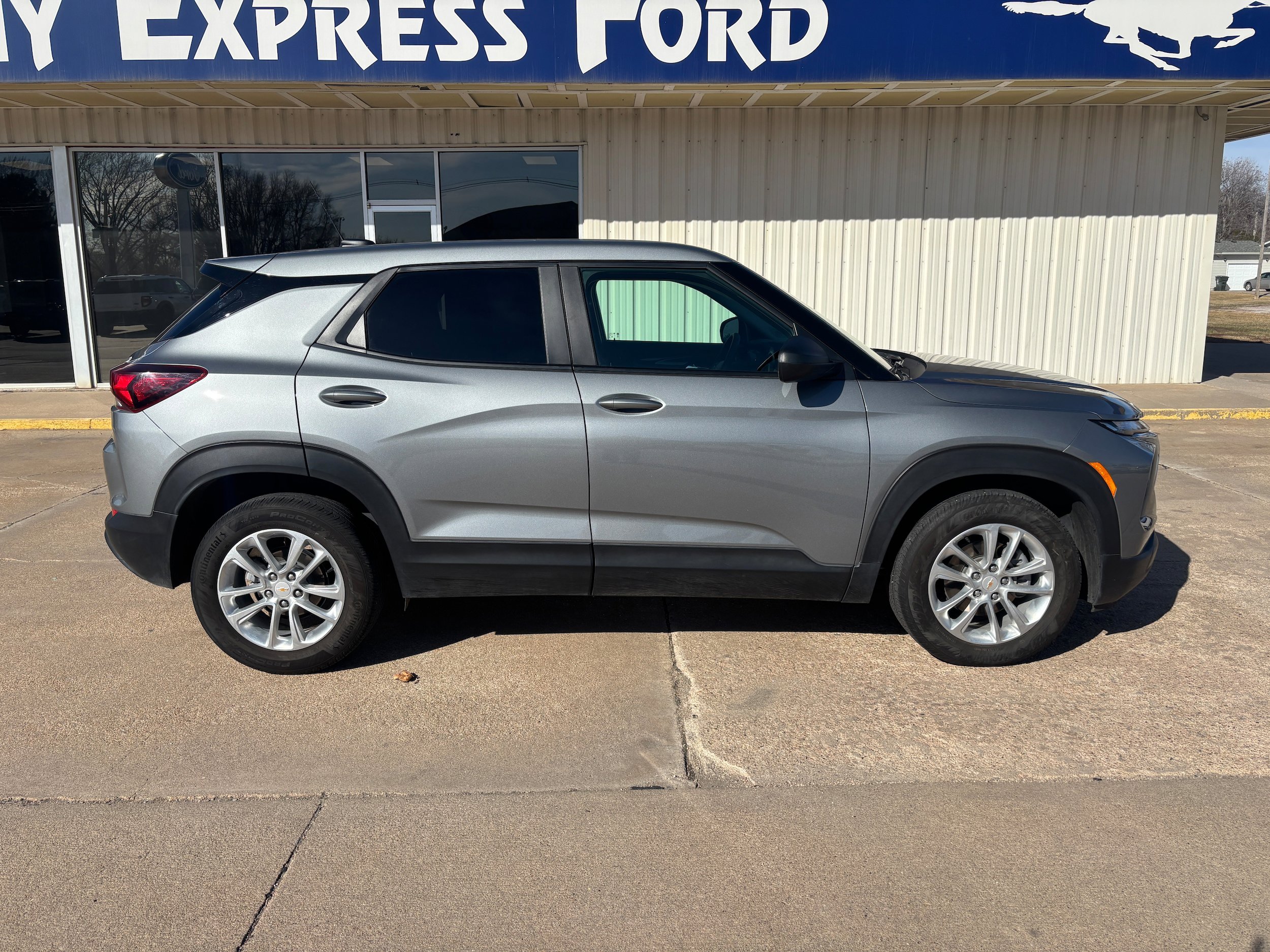 Used 2025 Chevrolet TrailBlazer LS w/ LS Convenience Package FWD image 2