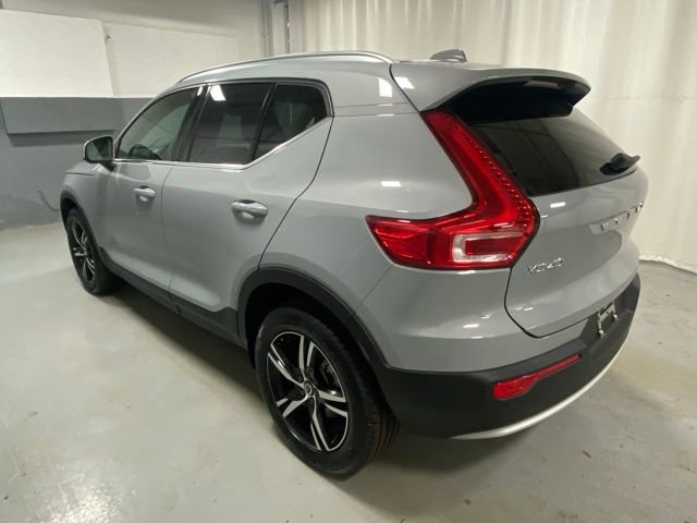 Used 2025 Volvo XC40 B5 Core AWD/4WD image 2