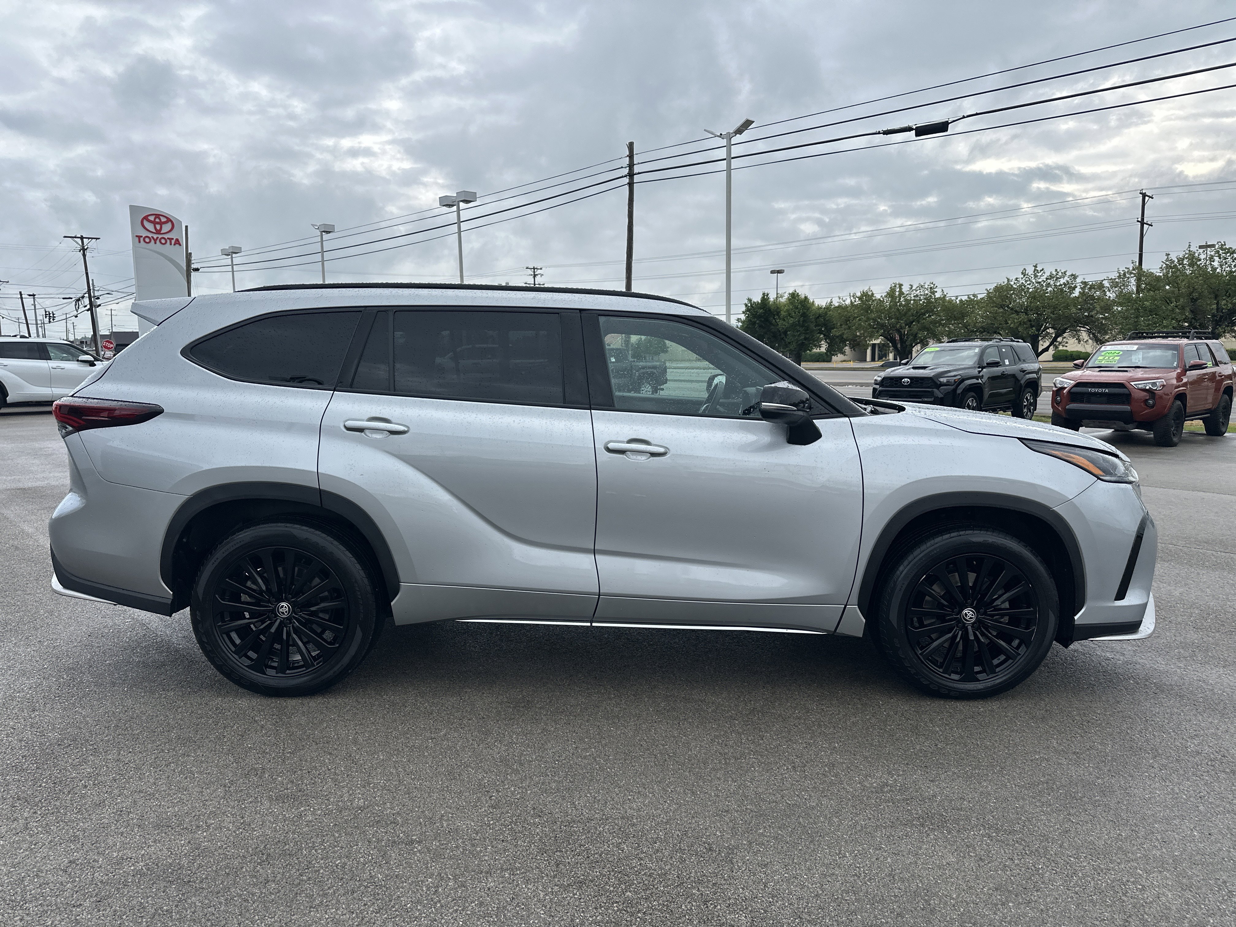 Certified 2025 Toyota Highlander XSE AWD/4WD image 4