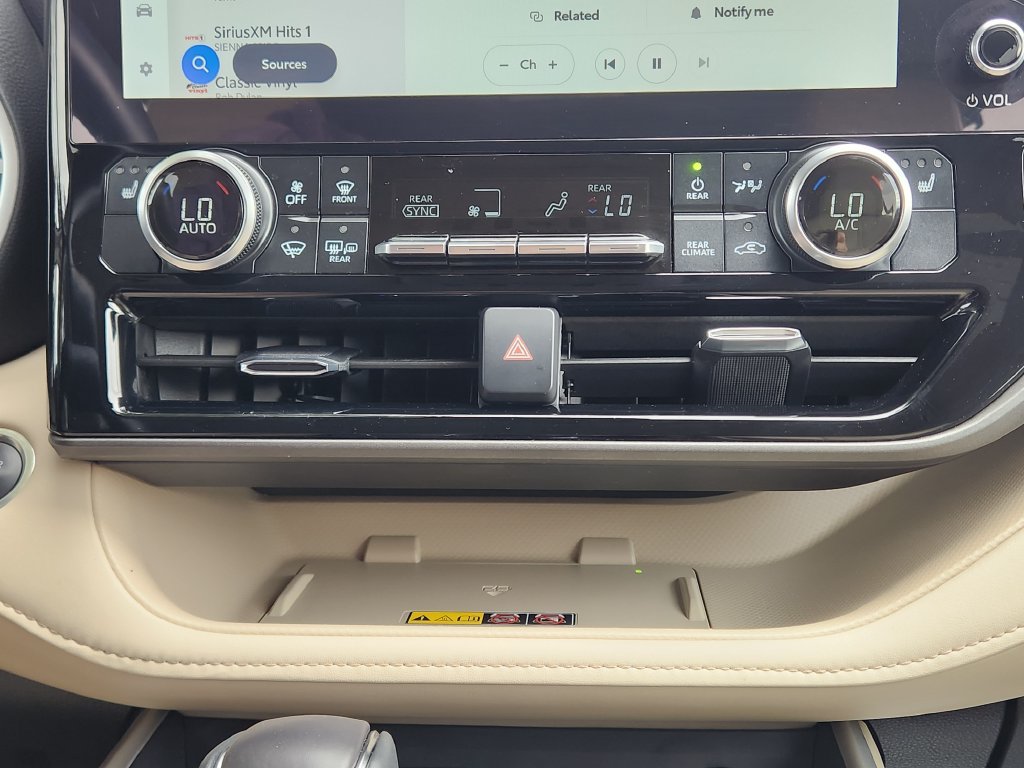 Used 2025 Toyota Highlander XLE AWD/4WD image 10