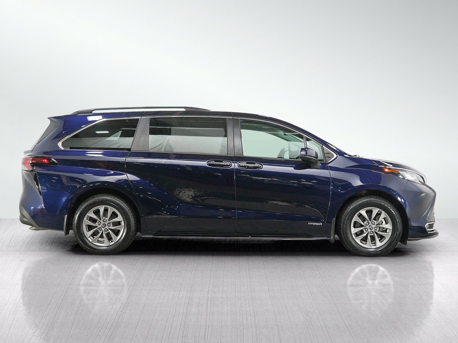Used 2021 Toyota Sienna XLE w/ XLE Plus Package AWD/4WD image 7