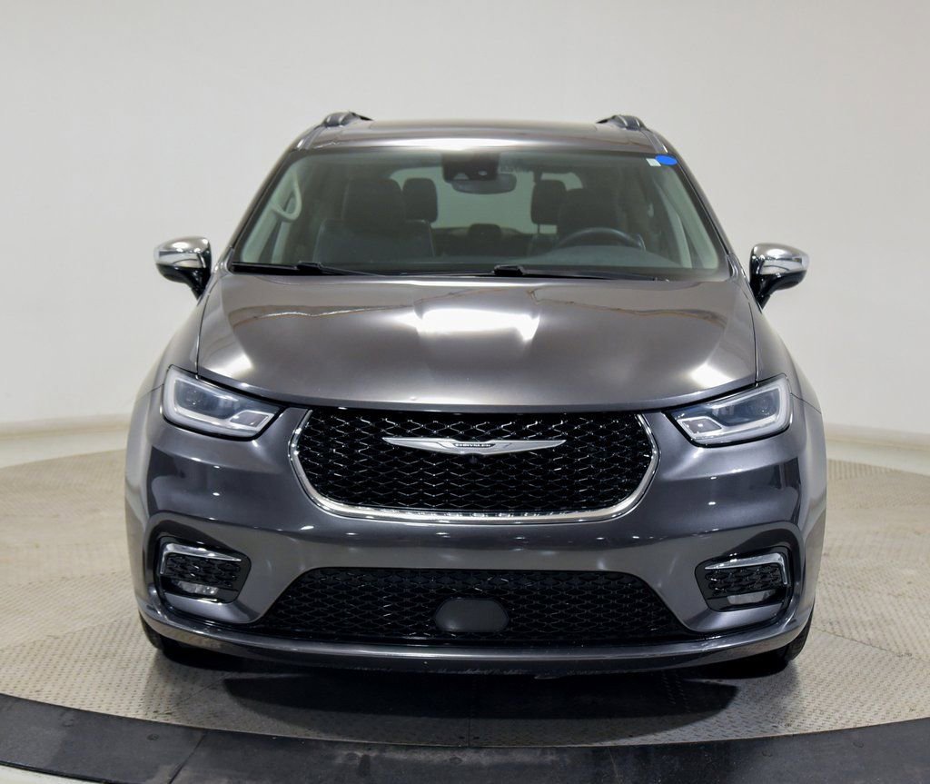 Used 2023 Chrysler Pacifica Limited FWD image 3