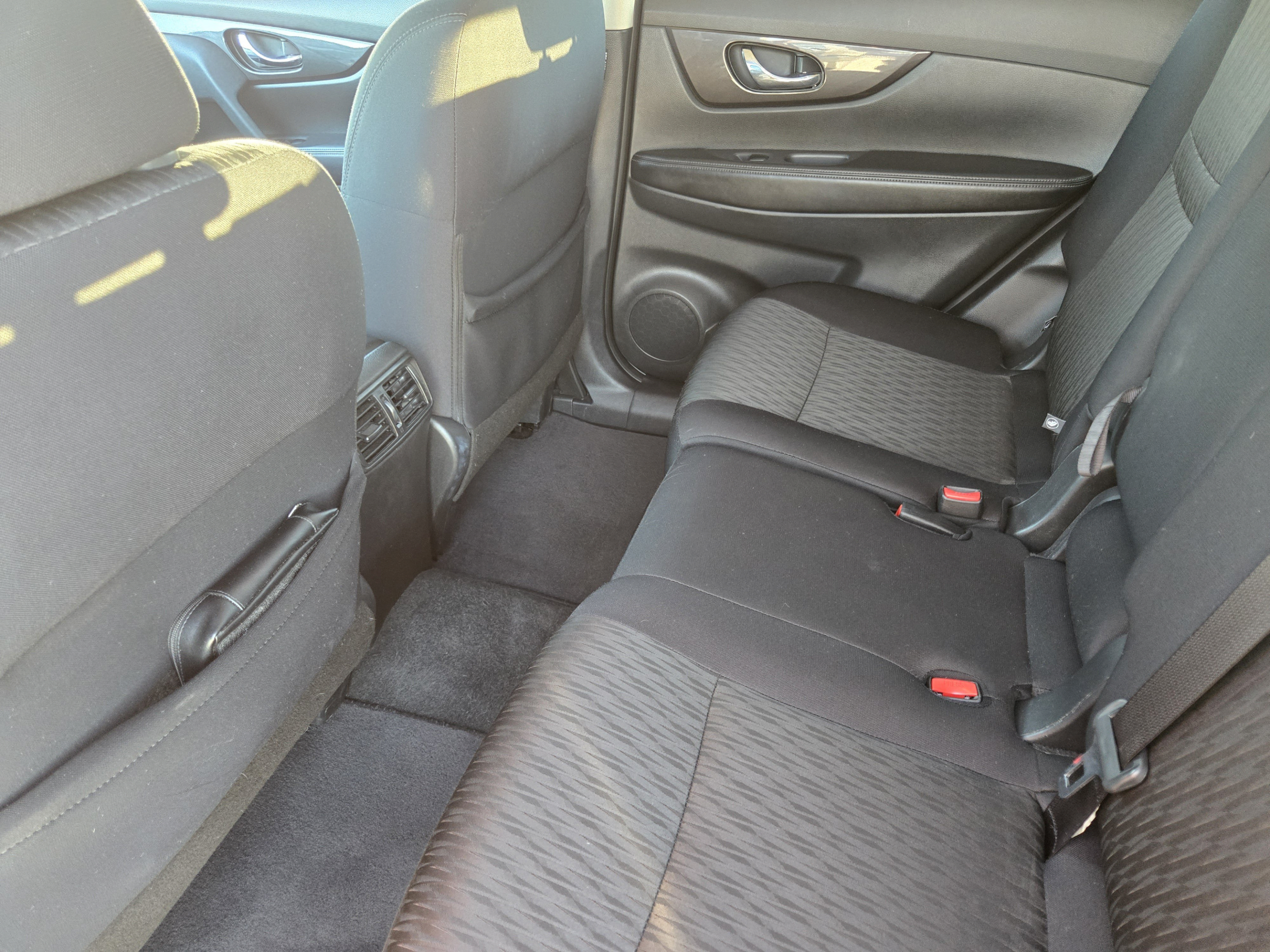 Used 2018 Nissan Rogue SV w/ Premium Package FWD image 27