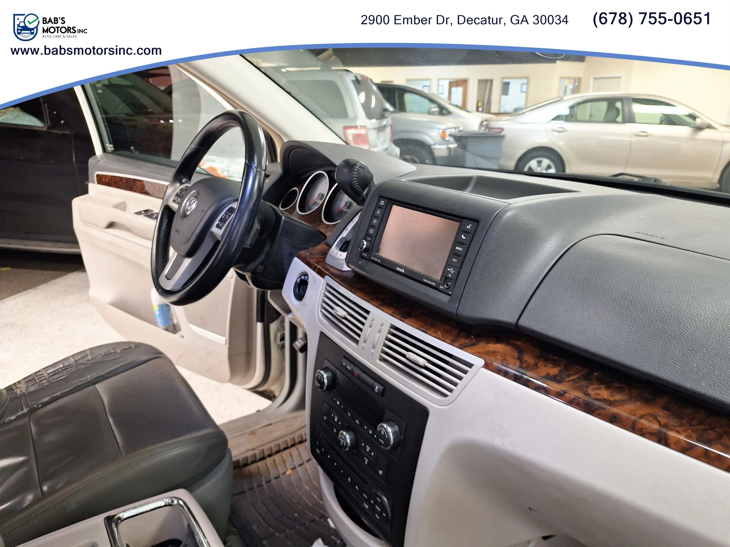 Used 2011 Volkswagen Routan SEL Premium FWD image 33