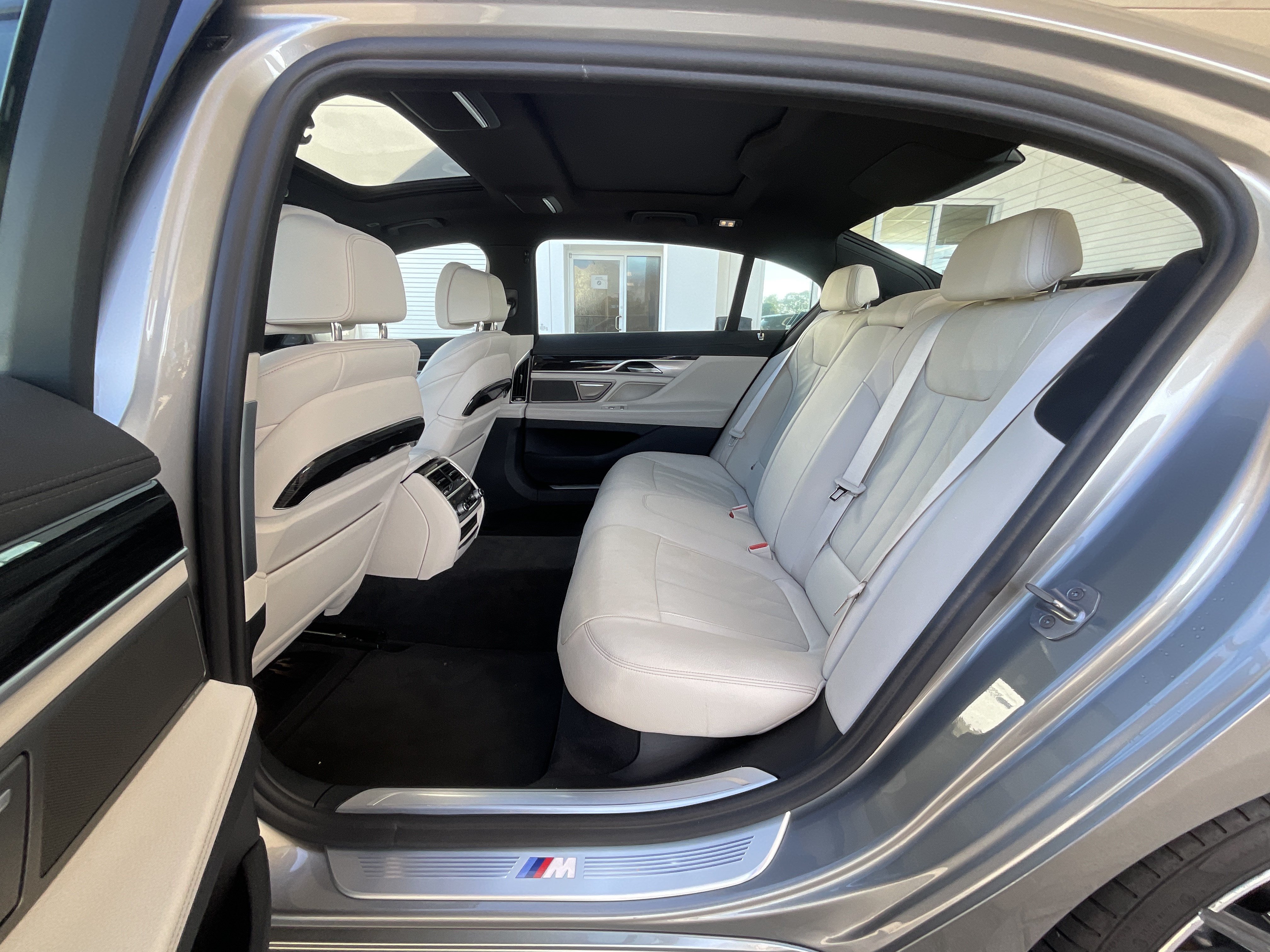 Used 2020 BMW 740i w/ M Sport Package RWD image 25