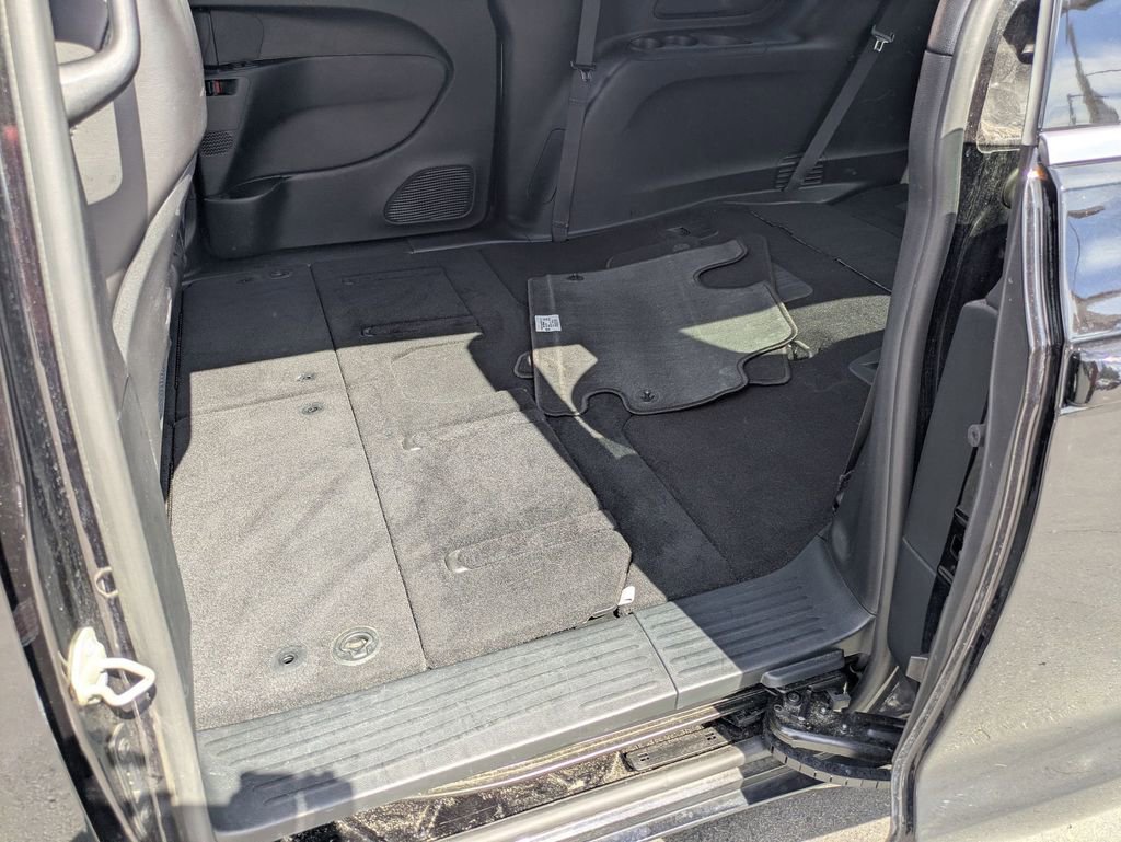 Used 2025 Chrysler Pacifica Select image 25