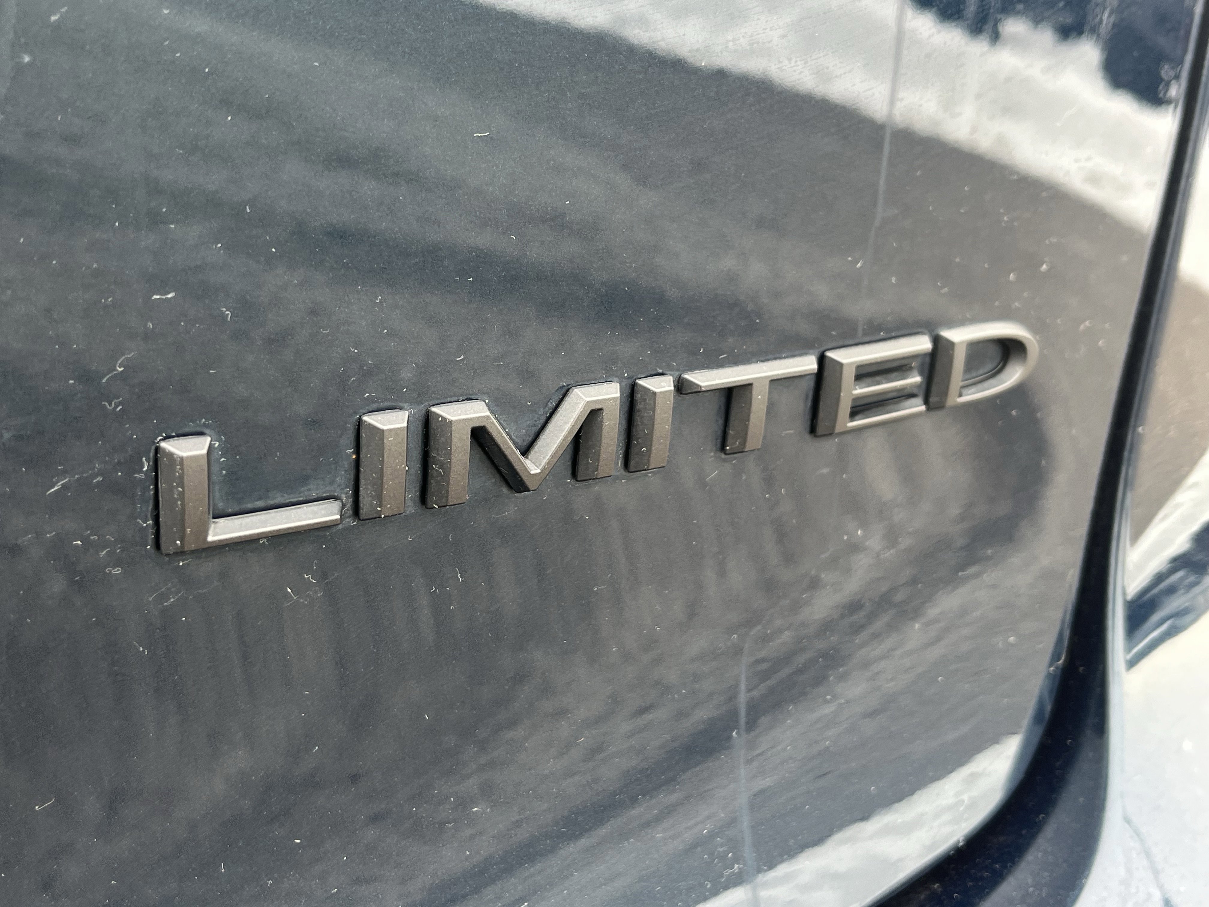 Used 2025 Chrysler Pacifica Limited image 33