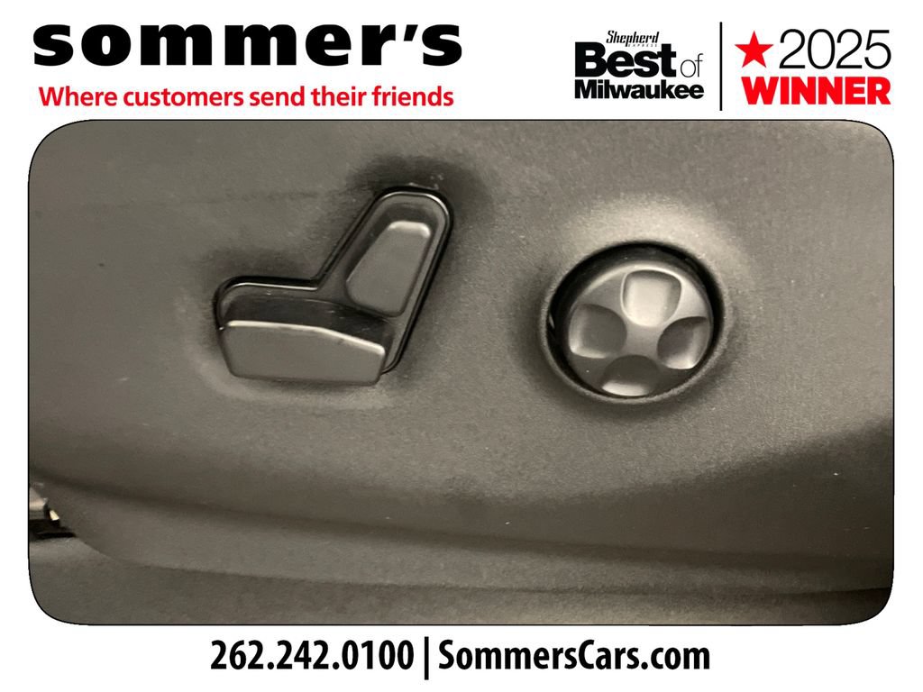 Used 2018 Chrysler Pacifica Limited w/ Tire & Wheel Group FWD image 10