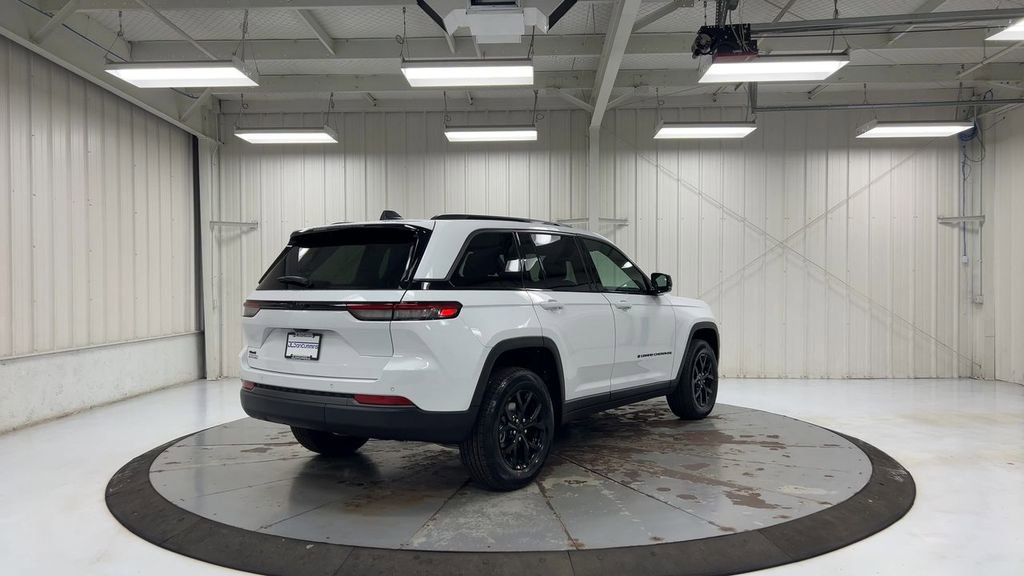New 2026 Jeep Grand Cherokee 4WD image 8