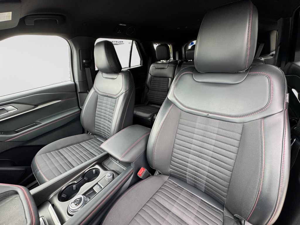 Used 2025 Ford Explorer ST-Line w/ ST-Line Street Pack AWD/4WD image 19