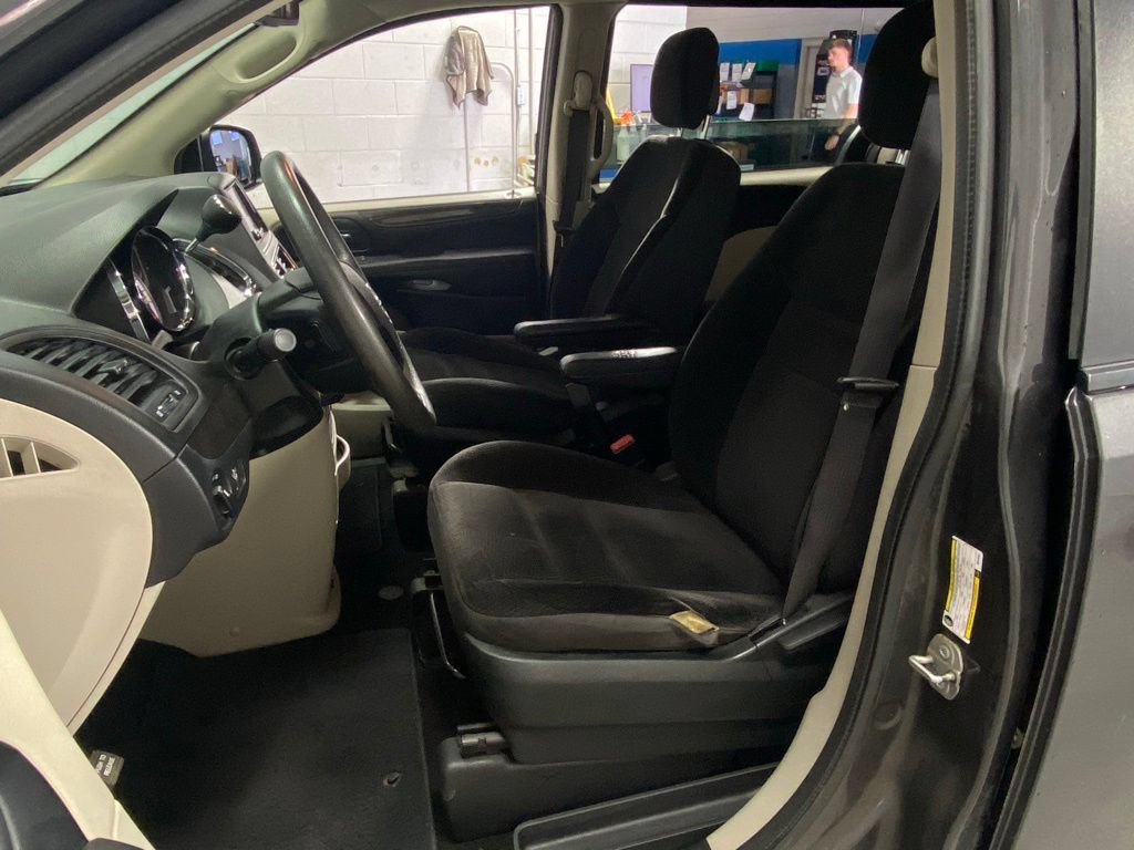 Used 2019 Dodge Grand Caravan SE FWD image 16
