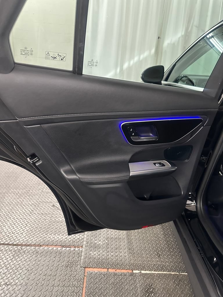 Used 2025 Mercedes-Benz GLC 350e 4MATIC image 23