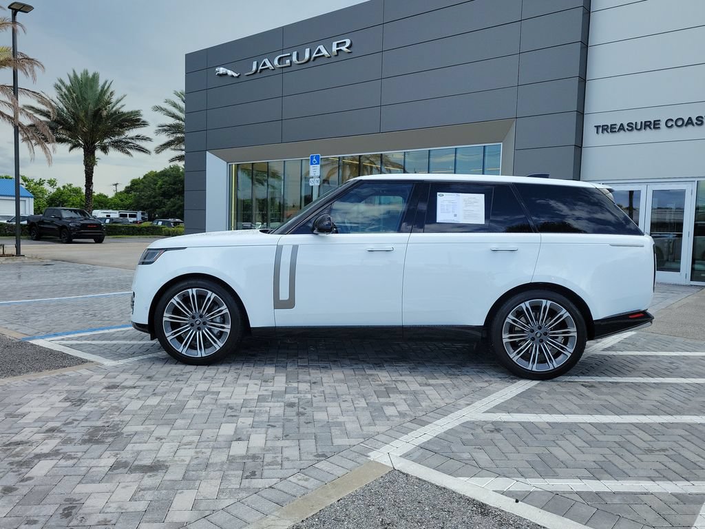 Used 2025 Land Rover Range Rover SE AWD/4WD image 2