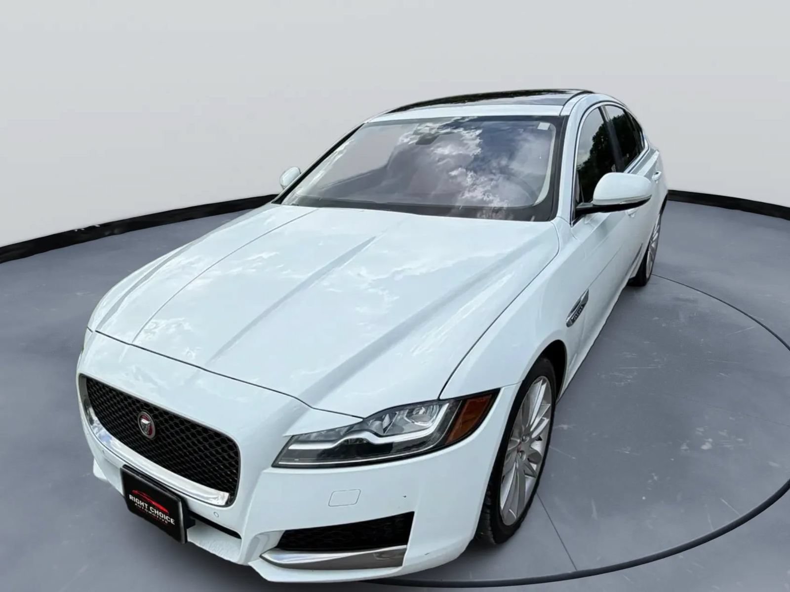 Used 2017 Jaguar XF Prestige RWD image 3