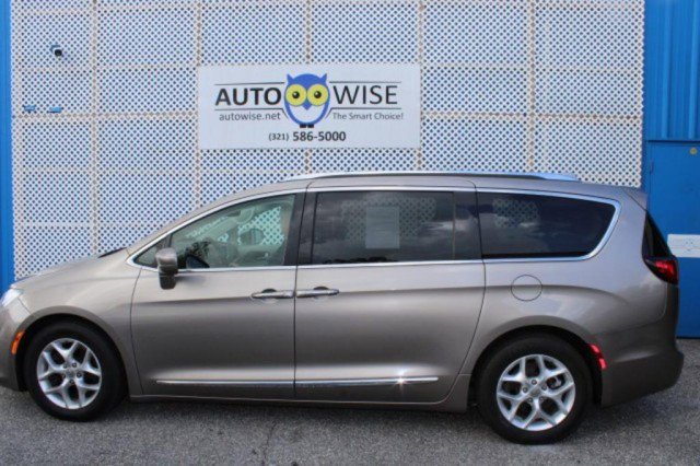Used 2018 Chrysler Pacifica Touring-L Plus w/ Tire & Wheel Group image 6