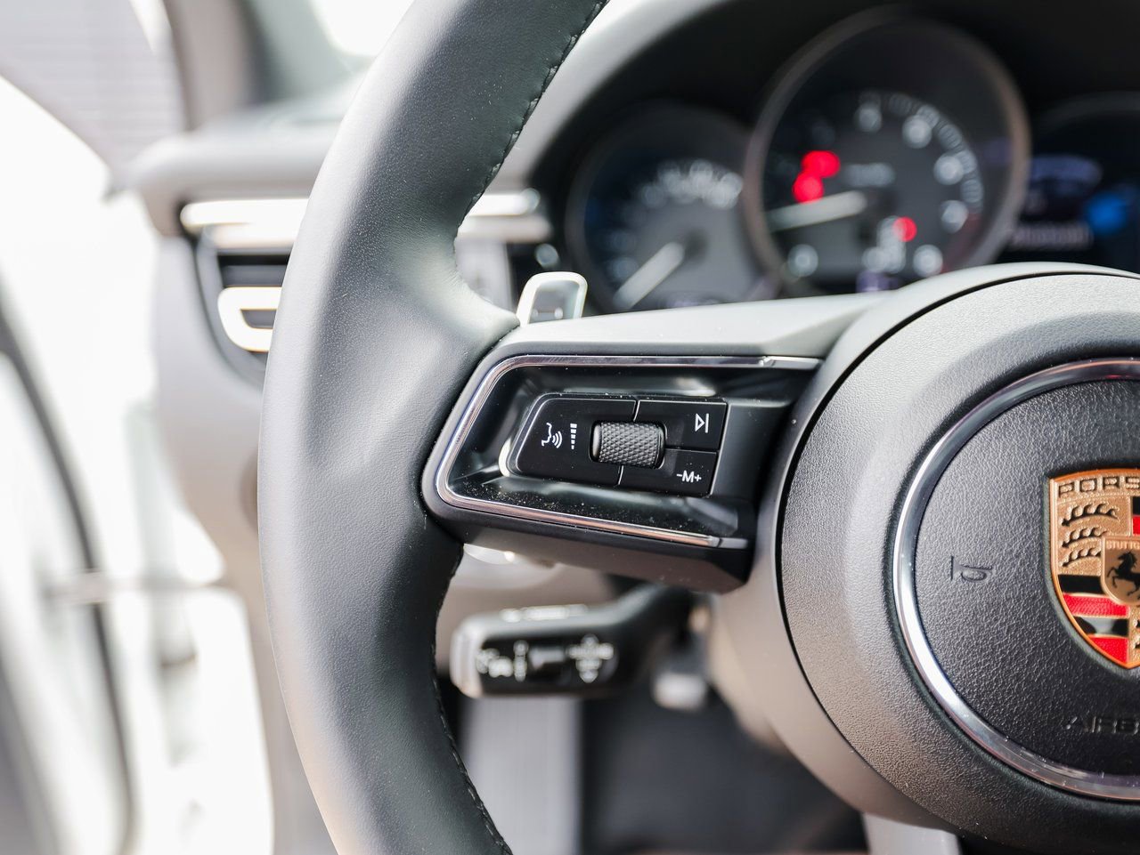 Certified 2025 Porsche Macan AWD/4WD image 17