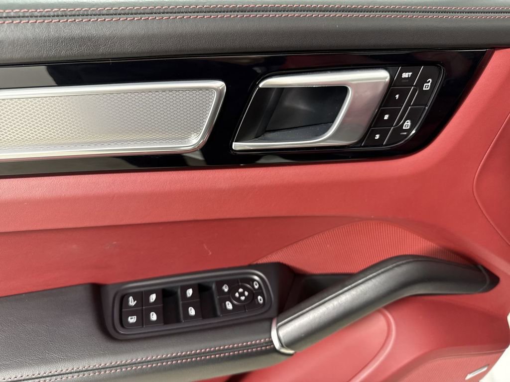 Certified 2022 Porsche Cayenne Platinum Edition image 34