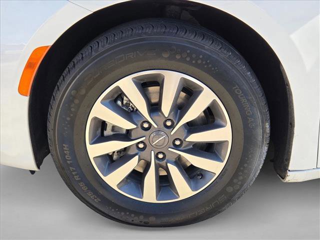 Used 2024 Chrysler Pacifica Select image 22