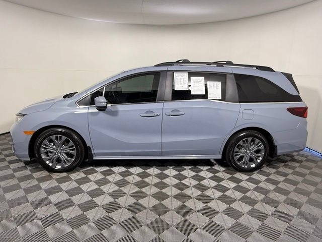Used 2025 Honda Odyssey Touring image 3