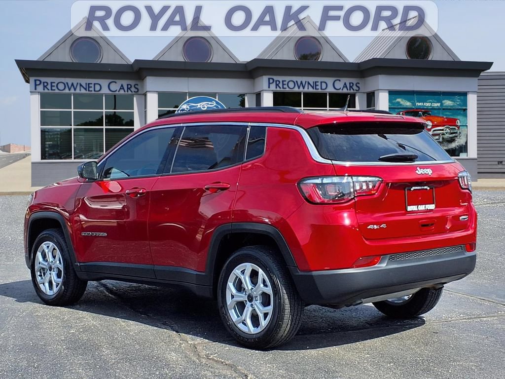 Used 2025 Jeep Compass Latitude AWD/4WD image 2