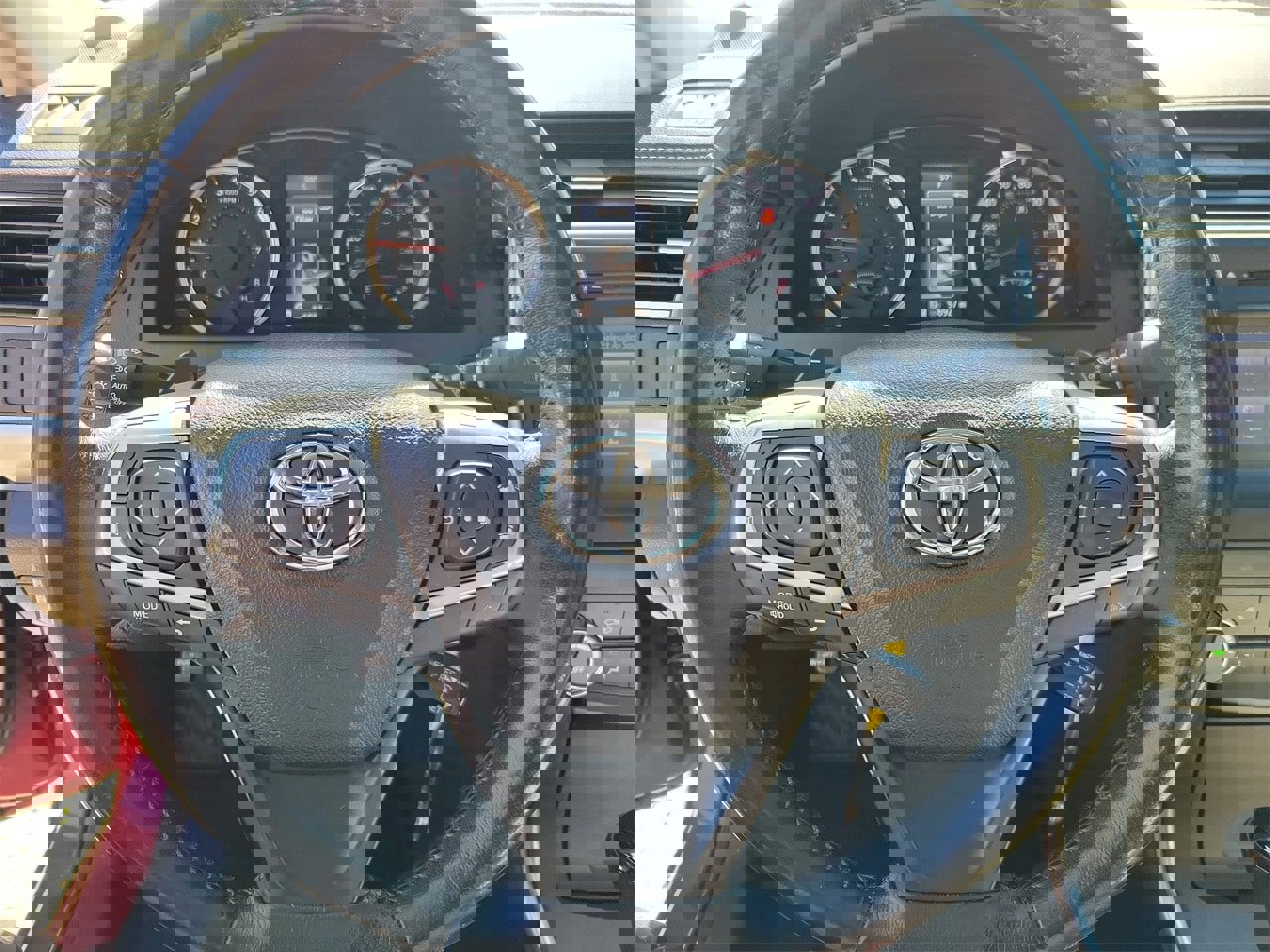 Used 2017 Toyota Camry SE image 18