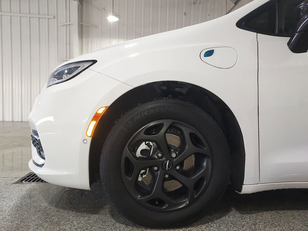 Used 2024 Chrysler Pacifica Select image 16