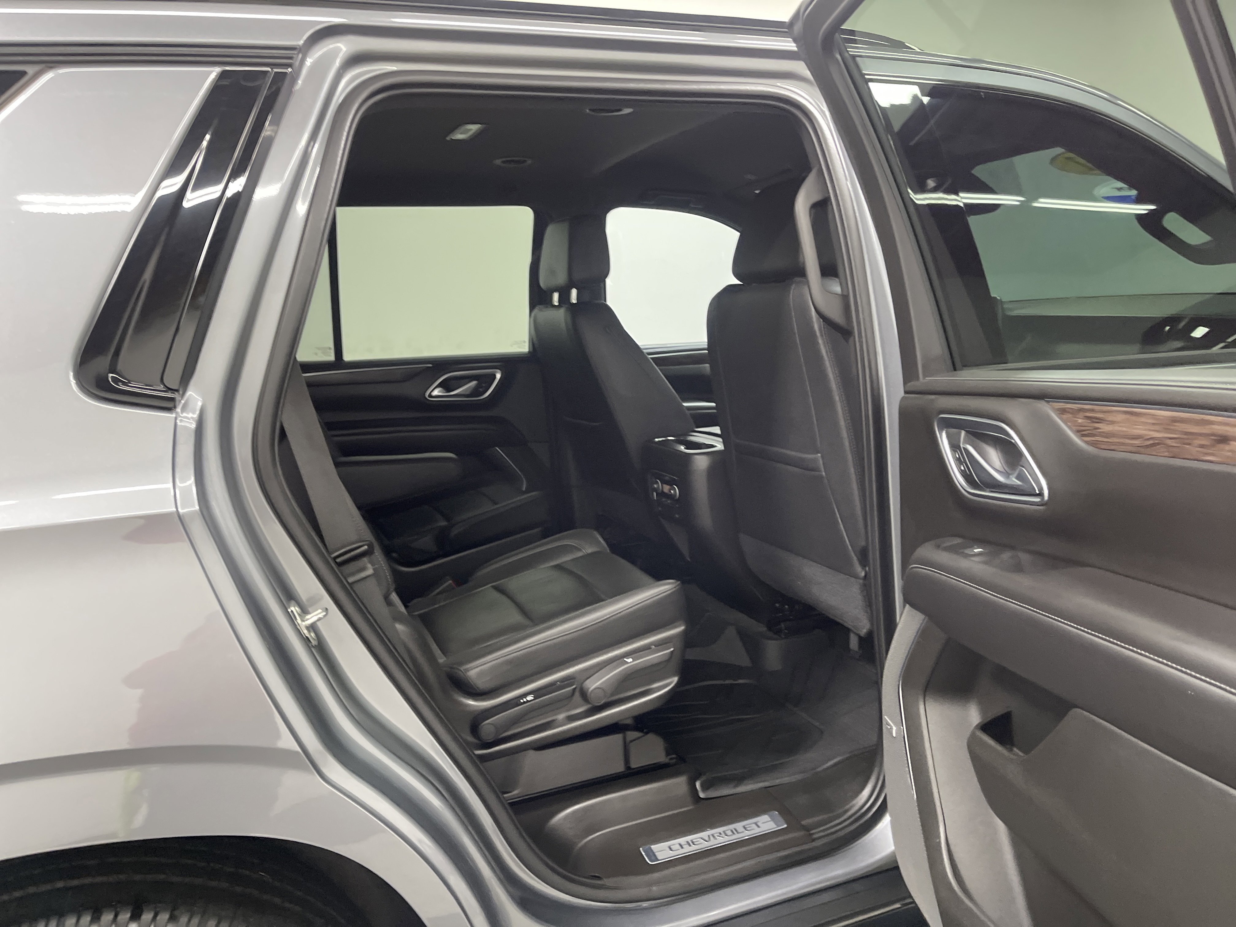 Used 2021 Chevrolet Tahoe Z71 w/ Z71 Off-Road Package AWD/4WD image 21