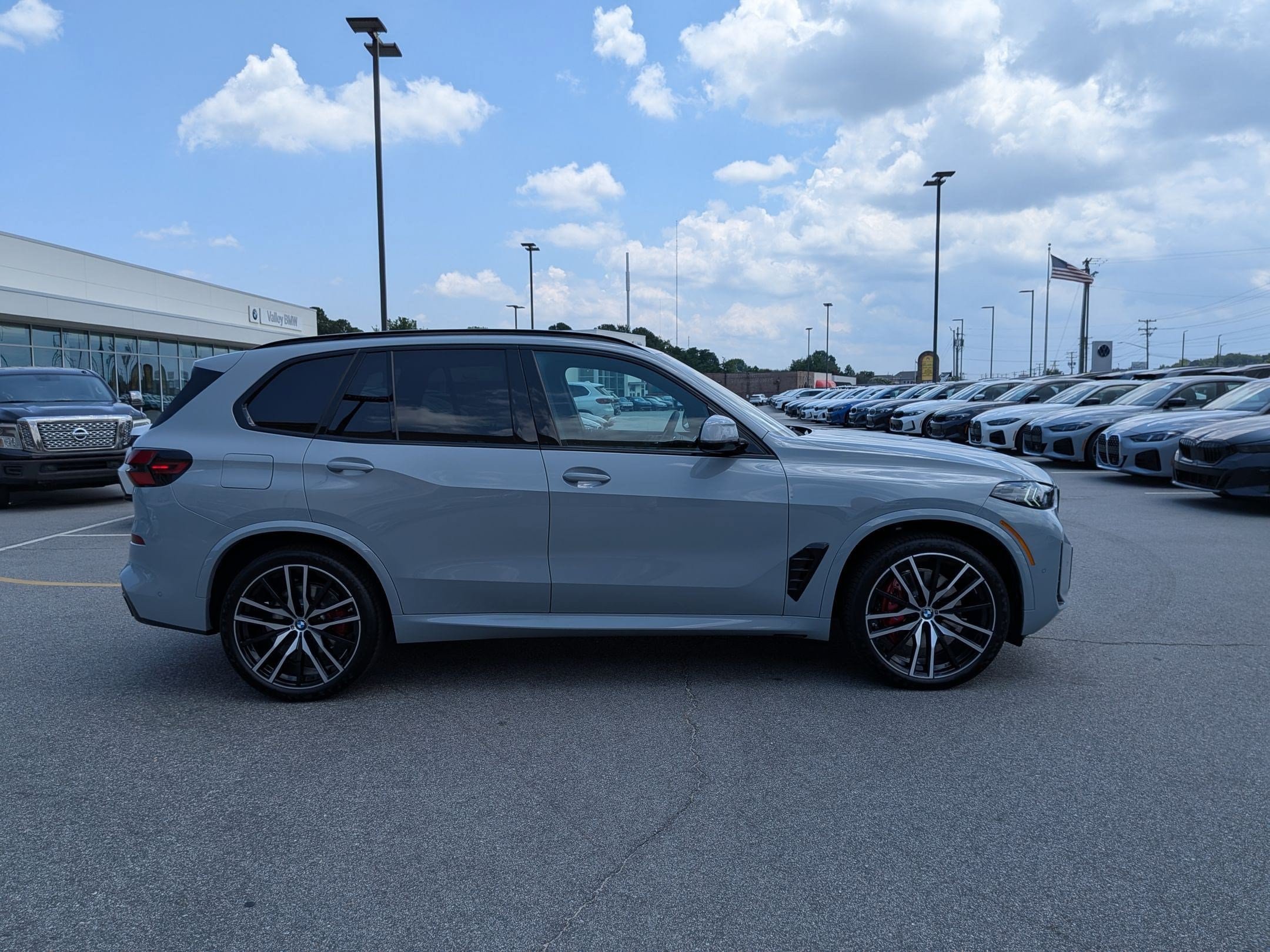 New 2026 BMW X5 xDrive40i w/ M Sport Package AWD/4WD image 2
