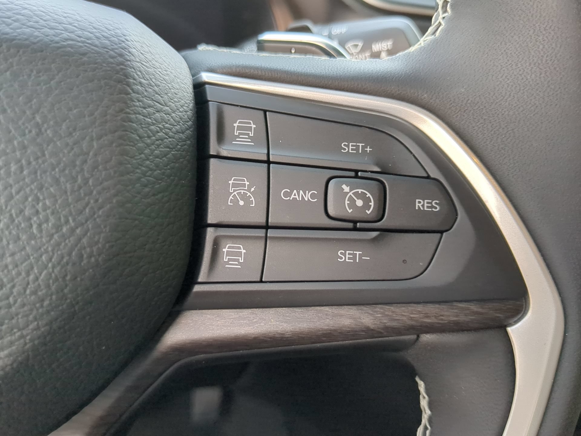 Used 2025 Jeep Grand Cherokee Limited AWD/4WD image 67