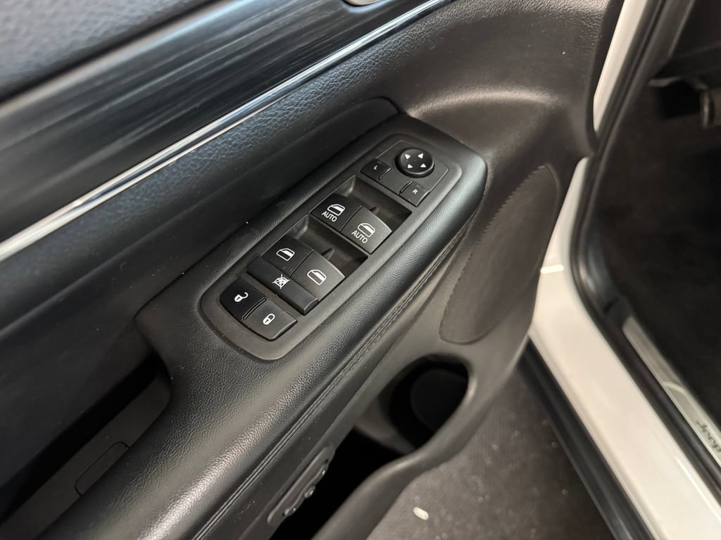 Used 2022 Jeep Grand Cherokee Limited AWD/4WD image 18
