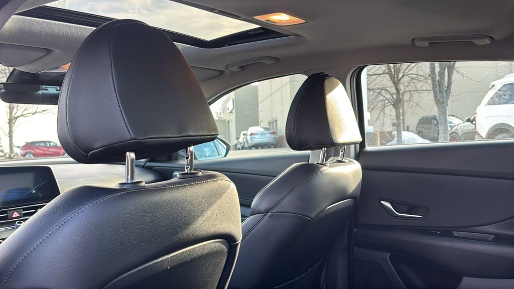 Used 2025 Hyundai Elantra Limited image 32