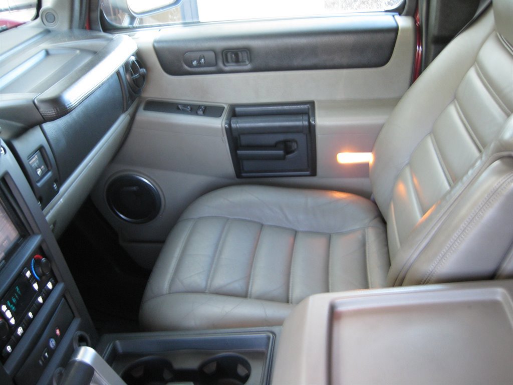 Used 2005 HUMMER H2 w/ Preferred Equipment Group image 27