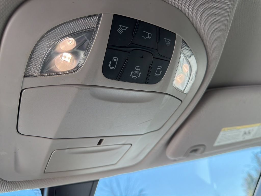 Used 2017 Chrysler Pacifica Touring FWD image 11