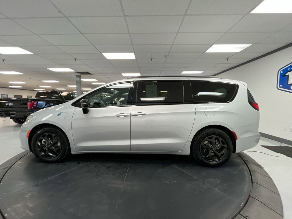 Used 2024 Chrysler Pacifica Premium image 5