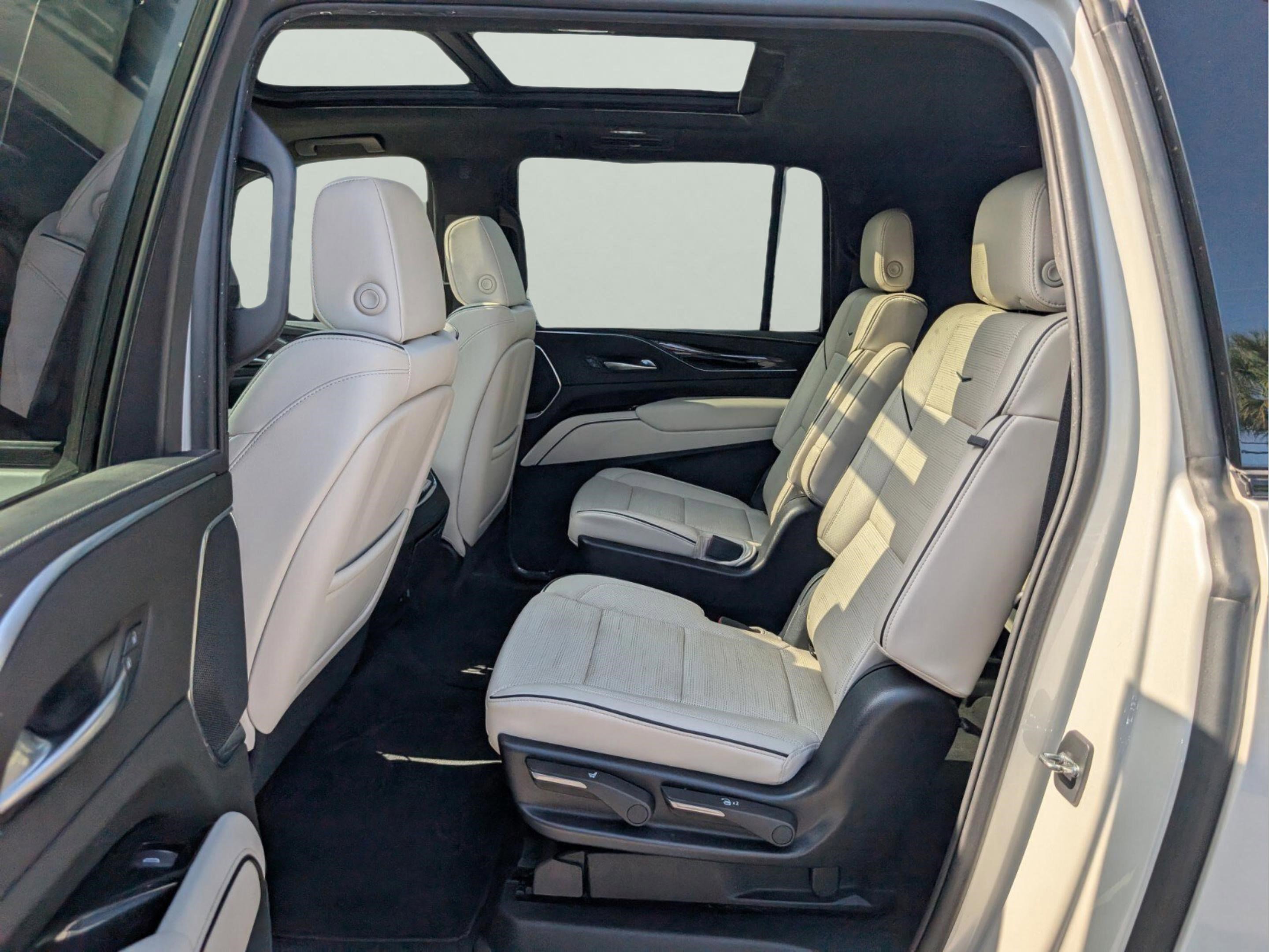 Used 2022 Cadillac Escalade ESV Sport RWD image 17